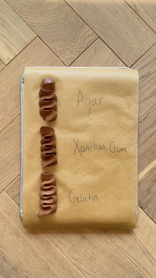 I get asked all the time, how to stabilise cream without gelatine so today I’m showing you how to use agar, xanthan gum and gelatin to stabilise a chocolate cream. I think this ended up taking me about 40 hours to get right and 2kg of chocolate 😂 I’d never really tested this so it was a fun experiment for me! All three stabilisers are hydrocolloids but all need to be used quite differently so the resulting texture/stability varies slightly. I tested a few agar versions but settled on this, as it was SO smooth! I haven’t tested it yet, but I think if you wanted to make the agar version DF, you could try 300g of high fat coconut milk instead of milk/cream! Anyways, if you want to try the recipes, click the link in my bio for the full recipes, they’re free on my website!