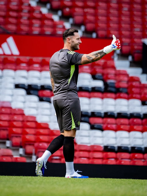 Where do I even start. Standing in the Theatre of Dreams, wearing the badge I’ve loved my whole life, felt surreal.

From watching matches as a kid and dreaming about this moment, to finally playing at Old Trafford. A lifelong dream fulfilled thanks to @livingthedreammcr @cristaljonno 

📸 @smw._photography