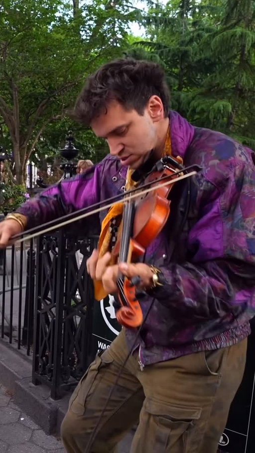 Probably one of the most jaw-dropping moments EVER on a stream 😂 I noticed this dude following me with a stack of boxes and asked if he wanted to get on. Was not expecting him to pull out a rack of guitar pedals and rip a violin solo. None of these effects were added in post either - the delay, wah, distortion, everything was done by him on the spot. So dope @newthousandband