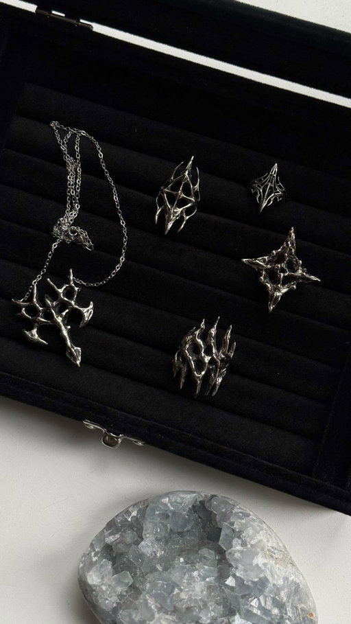 Заказать украшение можно у меня в директе @warp.artefacts 🖤 Отпраляю по РФ/РБ/КЗ 
Тгк warp_artefacts