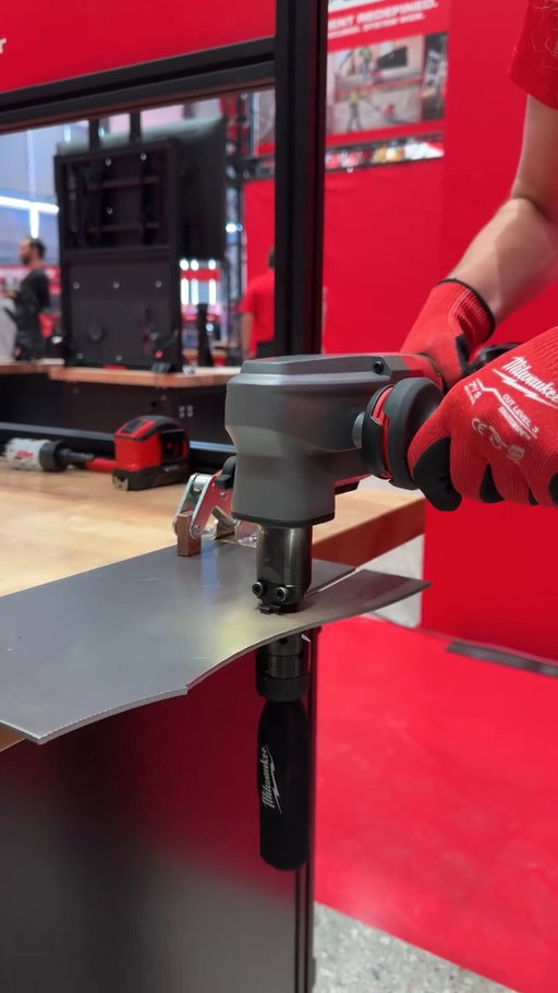 Fast, Clean Cuts in 10GA Mild Steel. M18 FUEL™ 10 Gauge Nibbler. 
Providing control and precision on tight radial turns, Milwaukee's M18 Nibbler makes cuts in 10-gauge mild and 12-gauge stainless steel. NOM NOM🥪
Video Credit: @protoolreviews
#MilwaukeeTool #NothingButHeavyDuty 
Link in Bio.