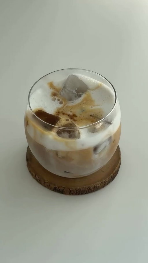 I’ve tried my fair share of portable coffee makers…
But this one? This one is DIFFERENT 😭☕️

The moment I started the extraction, I literally just stood there watching because it was SO satisfying.

And then the aroma hit.
That rich coffee smell that usually only comes from a proper home machine or cafe?! HOW 😭

At this point I might actually replace my coffee machine just to use this 🤣

Road trips, hiking trails, camping nights, early morning drives when you just need one good cup before the world wakes up…
This little thing does it all 💓

I’ve owned portable coffee makers before.
Some were okay, some were just… fine.
But the coffee always tasted a little bland.

This one genuinely feels like a mini coffee machine that fits in your bag 😭

The quality. The extraction. The aroma.
I’m obsessed. PR or not, I’d still say the same thing 🙈

Also… rabbit milk candy + coffee???
SO DAMN GOOD 😭
(I had this combo 2 years ago and somehow finished the whole drink in 5 minutes this time HAHAHA)