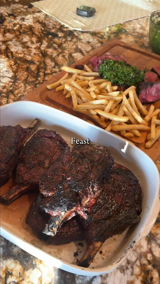 Steak & Fries for 12

Huge shoutout to @gibsonssteakshop for hooking us up for steak night 🥩❤️
