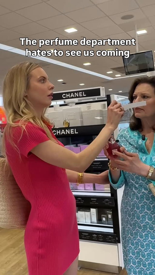 Shoutout to Lisa’s favorite @viktorandrolf_fragrances flowerbomb 🌸 💐 #perfume #motherdaughter @ultabeauty