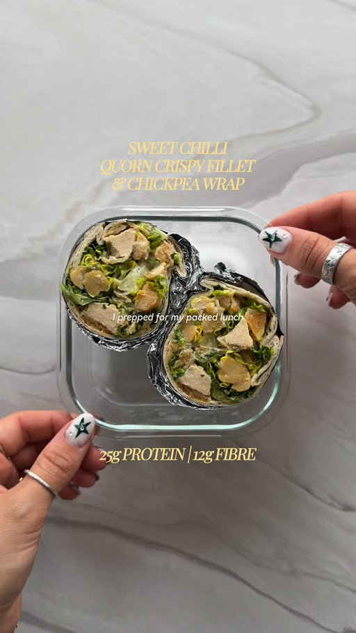 ad MY SWEET CHILLI LUNCHBOX with @quornuk !! 🌿

…hitting almost 50g protein & a good old wedge of the daily fibre intake too! 

To celebrate the launch of Quorn’s Sweet Chilli Protein Bites which are now available as part of the meal deal at Tesco, I thought I’d recreate my own lunch creation. 

The bites are GOOD diva & it’s so hard to find veggie snacks like these when you’re out & about!

TO MAKE YOUR LUNCHBOX:

🌯 Sweet Chilli Crispy Quorn Fillet Chicken & Chickpea Wrap (25g Protein | 12g Fibre*)

- 1 Crispy Quorn Fillet 
- 1 Baby Gem Lettuce
- 3tbsp Chickpeas
- Salt & Pepper
- 1tbsp Skyr Yoghurt 
- 1tbsp Mayo
- 1tbsp Sweet Chilli Sauce 
- 1 Wrap 

Pop your fillet onto cook, chop up the lettuce and chickpeas and combine everything before folding everything into a warm wrap. 

🌶️ Hummus & Sweet Chilli with Cucumber (4g Protein | 3g Fibre*)

- 3tbsp Hummus
- 1tbsp Sweet Chilli 
- 1/4 Cucumber 
- Smoked Paprika

Layer the sweet chilli onto the hummus with a little smoked paprika and slice the cucumber into sticks.

🌿 Quorn Sweet Chilli Protein Bites (9.9g Protein | 1.7g Fibre)

Nothing to prep, just grab & GO!

🍯 Yoghurt with Frozen Raspberries, Honey & Dark Chocolate Chunks (11g Protein | 4.5g Fibre*)

- 120g Skyr Yoghurt 
- 1/2 Cup Frozen Raspberries
- 1tbsp Honey 
- 1tsp Dark Chocolate Chunks

Layer everything onto your yoghurt & enjoy! 

Quorn Protein Bites now available to shop at Tesco. 🛒🛒🛒 xx

(*based on approximations)