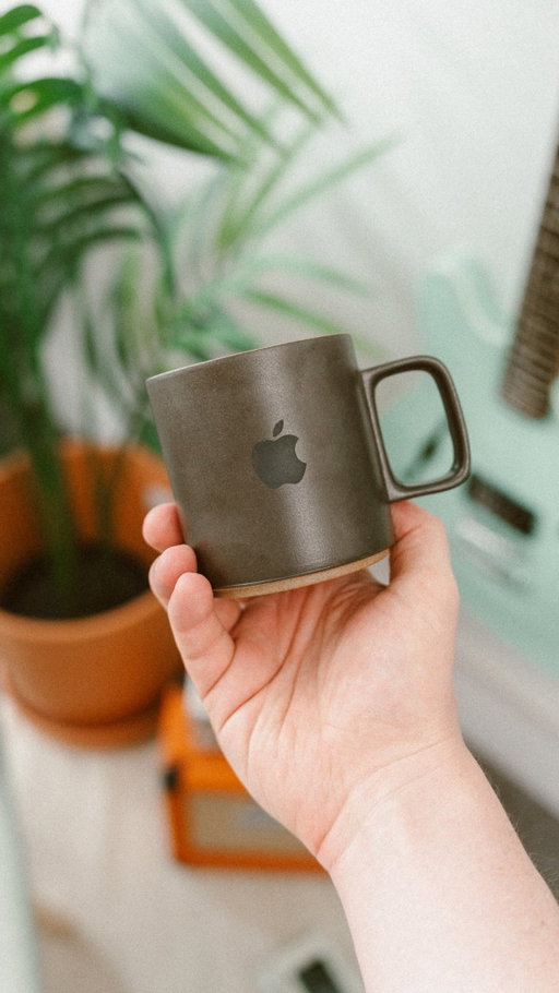My favourite Apple merch - Apple x Hasami Porcelain mug! ☕️

You can only grab these from the Apple Park visitor centre, so if you’re going anytime soon, get one! 

#apple #applepark #hasamiporcelain #coffee #california @helloapple