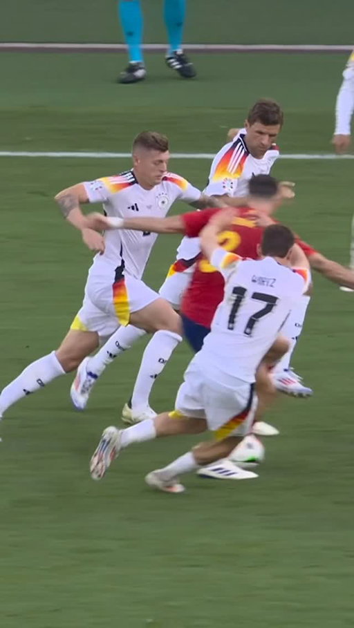 Fabián Ruiz getting away from three players at once 🤭