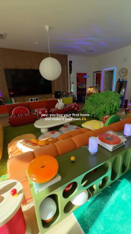 we finally made it 🫶 summer has never been more calming and relaxing ☀️
.
.
.
.
.
Dopamine decor, maximalism, cozy home, apartment ideas, first home