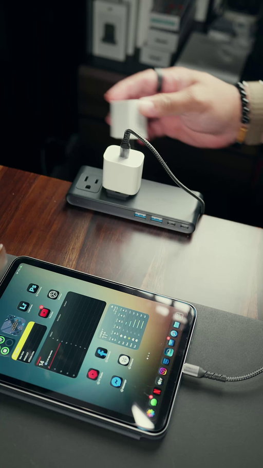 Foldable, space-saving, and fast charging — with built-in smarts that recognize your iPhone. 
#ankersmartdisplaycharger