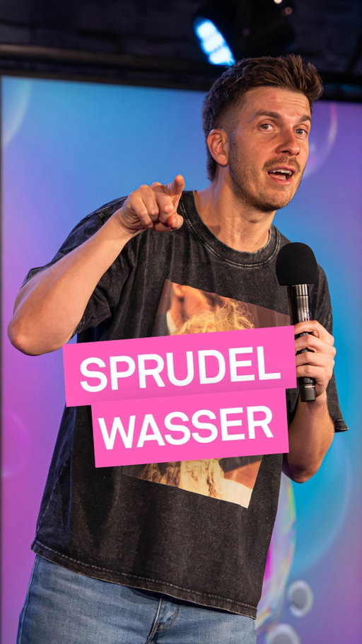 Simon ist prickelnd drauf! 💦

#nightwash #standupcomedy #nightwashlive #nightwashclub #simonstäblein