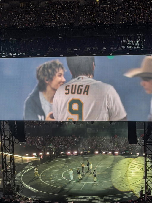 Green and Gold looks good on you Suga!