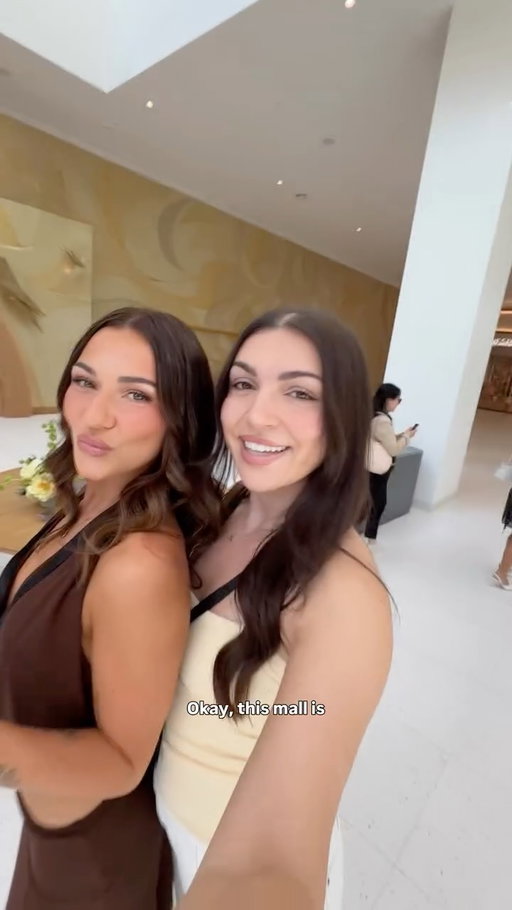 The highly anticipated @oakridgepark mall is officially open today and dare I say it was worth the years of construction traffic… 👀

With a mix of high-end stores and a few staples like @sephoracanada @lululemon @aritzia there is a little something for everyone! 🛒

Not your average mall food court dining experience, the @timeoutmarketvancouver is filled with some local legends @mellovancouverm @feeniesburgers @dlchicken 🍔🍟

#vancouverfood #vancouverfoodscene