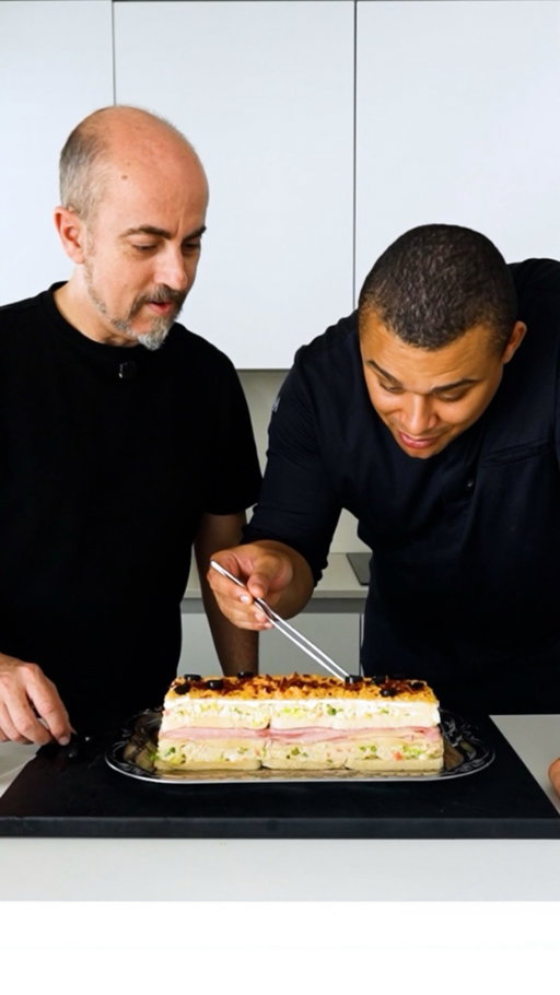 Publi.😋 Pastel frío de pan de verano especial para @eliasdosunmu

Este pastel frío debería estar en todas las comidas de verano porque se hace en apenas 10 minutos, no necesitas encender ningún aparato y encima queda espectacular de rico. Es perfecto para cualquier comida o reunión con amigos y lo puedes dejar hecho con antelación para cuando hace tanto calor que cocinar da pereza. Guárdatela si quieres triunfar con los tuyos este veranito, sin apenas esfuerzo.

Y lo mejor mi amigo @eliasdosunmu que estaba por aquí ha flipado cuando lo ha probado le he dicho que estaba hecho todo con productos de @dia_esp. Por aquí la receta para que te animes con ella.
•
INGREDIENTES:

450 grs. Pan de molde blanco sin corteza de El Molino de Dia
240 grs. Ensaladilla rusa Al Punto
100 grs. Paleta de cebo ibérico 50% de Nuestra Alacena
140 grs. Bonito del norte MSC en aceite de oliva Mari Marinera
150 grs. Jamón cocido extra 97% Nuestra Alacena
Queso en lonchas Dia Láctea
Mayonesa Salseo
Aceitunas negras Vegecampo
1 Huevo cocido
•
Es tan sencillo como colocar unas rebanadas de pan de molde sin corteza en la base de un molde alargado, sobre éstas pondremos la mitad de la ensaladilla rusa y volvemos a tapar con pan de molde. Ahora, colocamos unas cuantas lonchas de jamón cocido extra y unas lonchas de queso, tapamos nuevamente con pan de molde. Por último, rellenamos con la otra mitad de ensaladilla rusa y cerramos con rebanadas de pan de molde. Lo llevamos a la nevera para que compacte bien y se enfríe.
•
Desmoldamos nuestro pastel frío sobre una bandeja o plato alargado. Extendemos una capa generosa de mayonesa por la parte superior y decoramos con yema de huevo cocido rallada, unas virutas de paleta de cebo ibérico (las haremos un par de minutos al microondas y picaremos finamente con un cuchillo) y unas cuantas rodajas de aceituna negra. Te va a encantar, ya verás!

 #RecetasVerano #EnSerioMuyBien #DiaSupermercado