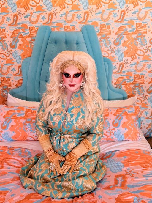 An EXCLUSIVE look into this country crooner’s vacation at the @trixiemotel in the Yeehaw Cowgirl Suite 🐴🌴💞✨ rumor has it she wore @wigsbytips @pearlsandswine glasses and vintage sourced by @gimmetigerlily 😱 #dragqueen #trixiemotel #palmsprings #dragqueensofinstagram #dragmakeup