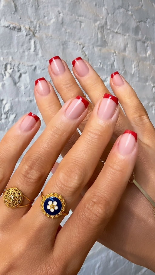 Have you tried this technique yet? It’s best for regular nail polish and you can use a stamper or a makeup sponge if you don’t want to get polish on your skin. Today I’m using all @lightslacquer polishes, base and top coat. Shades: Clueless and Hot Red
#maryamnyc #nailcare #shortnails