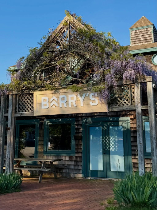 Summer in the Hamptons means mornings in the Red Room and afternoons by the water. 🌊 Link in bio to book your spot at our Wainscott or Southampton studio! #Barrys