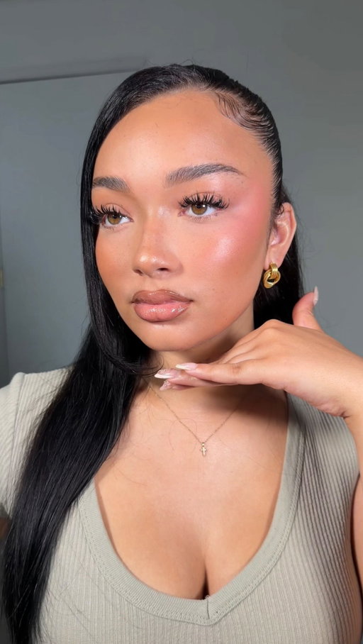 the full tutorial is on my youtube channel! link in my bio ofc ✨🤍🌴
-
products used:
@maybelline grippy serum primer
@lorealparis setting spray, setting powder, lumi glotion shade 902
@morphebrushes cheek thrill blush trio in blind date
@milanicosmetics cheek kiss bronzer in hey honey & luminouso blush
@essencemakeup soft touch blush 
@hardcandylife glow on lock setting spray
@sephoracollection best skin ever concealer 
-
#makeuptutorial #makeup