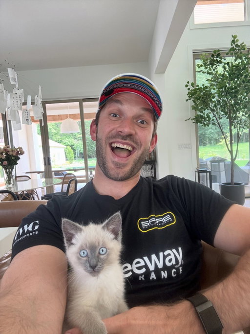 World, meet Salt 🧂🐾 
We adopted this little baby at Spire Fan Day last week 🥹

Adoptamos a este bebé la semana pasada! Se llama Salt! 😺