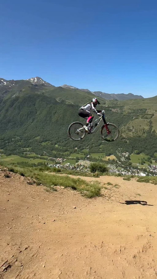 Quite the gap 🤯
@amaurypierron4 & @luca_shaw showing us how it’s done 
@thebigbad_wolfe 🎥