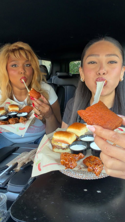 EATING CHILI’S WITH @lizzobeeating IS MY DREAM DATE!!!! #chilipartner