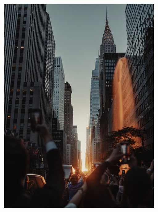Last night was a wild spectacle for the “Manhattanhenge” 😮‍💨 Thousands of people watching the sunset through the buildings, but the best part was the unexpected waterfall from building maintenance that really made the scene unreal! New York City Firefall 😂👏🏼 #manhattanhenge2026 #manhattanhenge