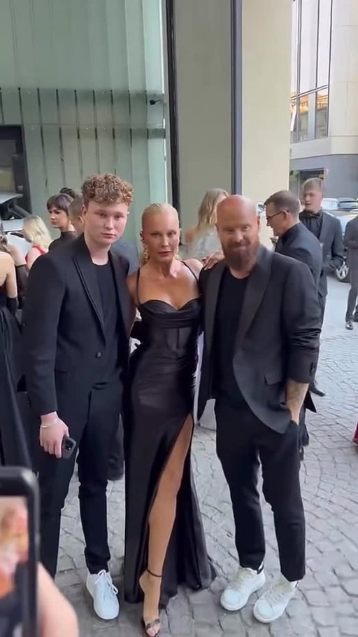 Dva Kájové a jedna Simona☝️😀
Tak tohle si tady musím odložit. Ne kvůli šatům. Ani kvůli akci, na kterou jsme šli.Hlavně kvůli těmhle dvěma chlapům vedle mě.❤️
Jeden už se mnou skoro sedmnáct let zvládá moje nálady, nápady, pracovní tempo (to běžecké ještě pilujeme 😅), změny plánů na poslední chvíli, kufry nacpané k prasknutí, cestování přes půl světa, dvě šílené čivavičky v posteli, tři děti, občasný chaos a občas hlavně mě samotnou.
A ten druhý?
Toho si pořád pamatuju jako malého kluka, který mi běhal kolem kolen. Když jsem ho poznala, byl ještě fakt prcek. A dneska vedle mě stojí mladý muž, který je o hlavu větší než já..a musím říct, že se fakt povedl.Nejen že je z něj fešák, ale hlavně je hodný, slušný, chytrý a má velké srdce. A to je nakonec stejně to nejdůležitější.Někdy se přistihnu, jak se na něj dívám a říkám si, kam se ten čas poděl.
A proč to sem vlastně dávám?
Protože až se na tuhle fotku podívám za pár let, stejně si nebudu pamatovat, co jsem měla na sobě.
Ale úplně přesně si budu pamatovat, s kým jsem tam stála. ❤️ #familyfirst ❤️