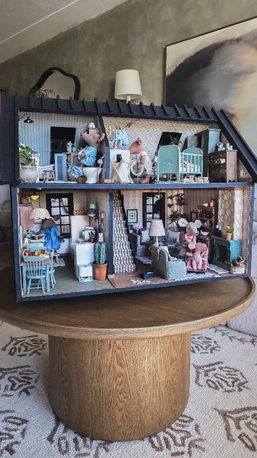 The Mousey house is finished❤️🐭🧵

Thank you to everyone that has followed along!  So much time and care into creating each part which has been incredibly JOY filled and WHIMSICAL 🥹✨️
What details are your favorite? 

NEXT UP, the Ikea dollhouse Mouser house makeover! Goodie goodie gum drops! FOLLOW ALONG lovelys!🫶👋💘 xo 

#dollhouseminiatures #dollhousetherapy #mailegworld #maileghouse #mailegmouse