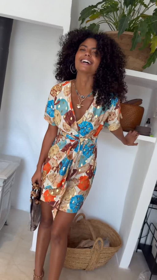 Because we haven’t had a #howtotie for a longgggg time!!!! Love this tied with a strappy heel for holiday, but equally would be great tucked into jeans for a #multiwear vibe 🌴 #happyweekend #ss26