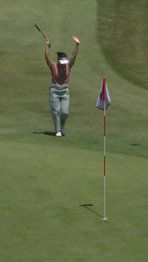 From off the green! Natasha Andrea Oon for a closing eagle from the fringe 🤩