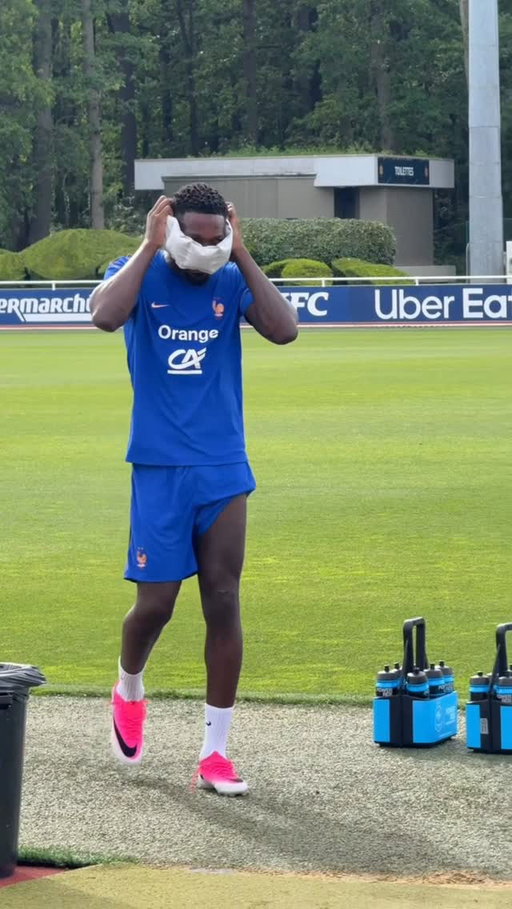 Quand @thuram imite @m.olise… 👣
La réaction de Michael à la fin 👀🤣

When Thuram imitates Olise. Wait for Michael’s reaction at the end!