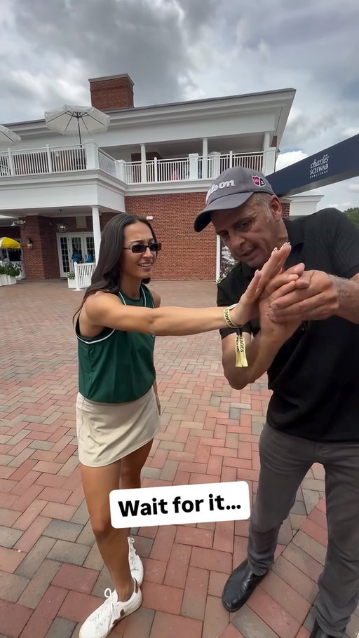 Having fun with @jennnbellee at the Charles Schwab Classic in Fort Worth, Texas! #thegolfmagician #magic #golf #schwabclassic #golfcartgirls