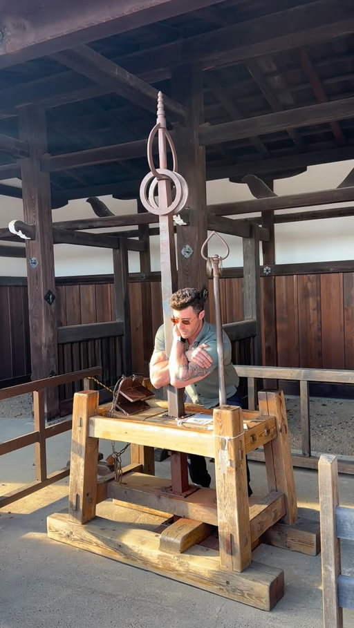 The Benkei Challenge in Kyoto, Japan 🇯🇵 is a traditional strength test inspired by the legendary warrior monk Saitō Musashibō Benkei.

At Kiyomizu Kannon-do, visitors can test their strength by lifting massive iron artifacts that symbolize power, balance, and technique. The real challenge isn’t just the weight—the grip is awkward, and the metal can be surprisingly slippery 😅

The challenge includes:

• Small Iron Staff (Shakujō) — around 14 kg / 30 lbs
• Large Iron Staff — around 95 kg / 211 lbs
• Iron Clogs (Takageta) — around 12 kg / 26 lbs each

Definitely one of the coolest experiences I had in Kyoto. 💪🇯🇵