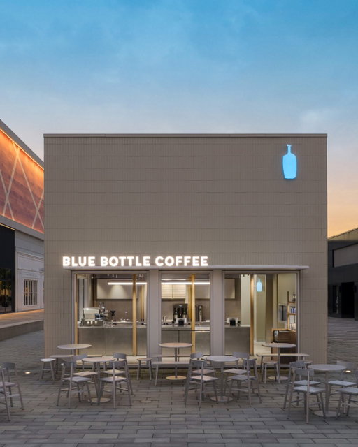 Our newest cafe is open! Join us at our Oakbrook Center cafe in the Chicago area for delicious coffee, treats, and a moment all to yourself.

Designed in partnership with Shanghai-based Neri&Hu, the cafe’s minimalist architecture echos the clean lines found in Oakbrook Center. Enjoy our Signature Blends as you find a moment of respite, or take your coffee with you to explore the shops and sip by the center’s iconic fountain.

Address:
701 Oakbrook Center, Space #701
Oak Brook, IL 60523

Hours: 
Monday-Thursday 9 am - 8 pm
Friday-Saturday 9 am - 9 pm
Sunday 10 am - 6 pm