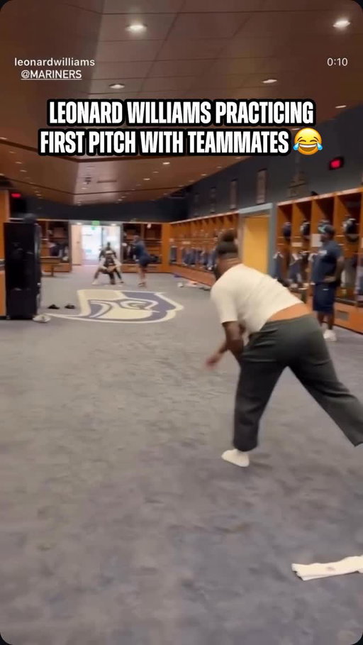 ball or strike?! ⚾️

(via @leonardwilliams)
