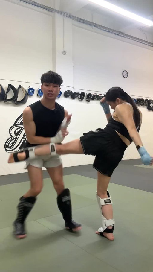 Super advanced defense at @hindscombatsports.
Follow for more Muay Thai tips.