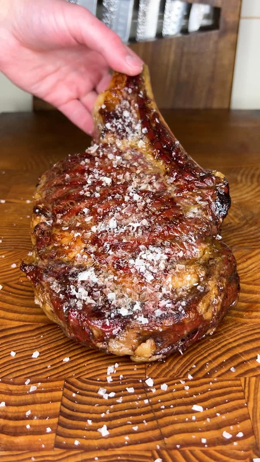 I was nearly crying behind the camera after slicing open this Rib Eye Steak 😭🥩￼