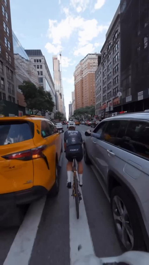 NYC cycling is not for beginners 💨

🎥 @hackattacks / @vince_young