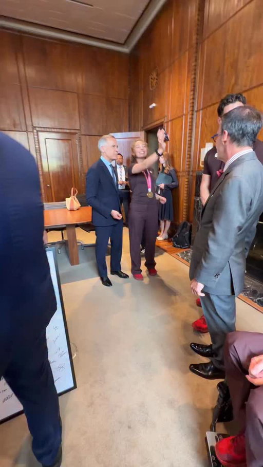 Prime Minister Mark Carney welcomed Team Canada’s Milano Cortina 2026 gold medallists to celebrate their incredible achievements and the pride they’ve brought to the nation.🇨🇦
-
Le premier ministre Mark Carney a accueilli les médaillés d’or d’Équipe Canada de Milano Cortina 2026 afin de souligner leurs réalisations exceptionnelles et la fierté qu’ils ont inspirée à travers le pays. 🇨🇦