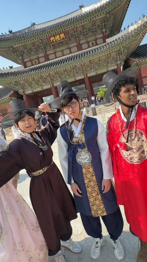 Cluely team goes to Korea ✈️

#officehumor #cluely #coworkersbelike #koreatravel