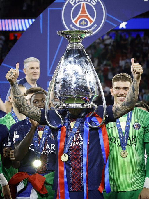 𝐇𝐞’𝐬 𝐫𝐞𝐚𝐥𝐥𝐲 𝐝𝐨𝐧𝐞 𝐢𝐭 𝐚𝐠𝐚𝐢𝐧, 𝟔 𝐲𝐞𝐚𝐫𝐬 𝐥𝐚𝐭𝐞𝐫 🏆🙃

Guess who? 😂👀