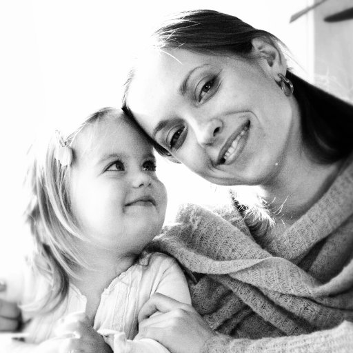 Belliņas 18. dzimšanas dienā🤍

Tuvojoties šai meitiņas dzimšanas dienai, jutu, ka mana sirds īpaši skumst. Pietrūkst vārdu manā sēru valodā, lai aprakstītu to sajūtu, ka meitiņa patiesībā ir turpinājusi manī augt līdz šai pilngadībai… Un pēc dabas likumiem būtu jāpalaiž pieaugušais bērns lielajā dzīvē. Bet it kā nav jau vairs kur palaist… Kā tāda jauna sēru pieredze no laika ritējuma iedota, kas jāapgūst.

Man bija jāpalaiž meitiņa visnežēlīgākajās sērās un sāpēs jau tad, kad viņai bija tikai četri gadiņi.
Belliņa, kura joprojām katru dienu dāvā savu klātbūtni domās un atmiņās…

Sirds nežēlīgi žņaudz tos dzīves sapņus par to, kā mēs kopā svinētu šo īpašo dzimšanas dienu plašākā ģimenes un draugu lokā. Par to, cik skaista viņa izskatītos savā svētku kleitā. 
Bieži nodomāju, cik mīlestības pilnāka būtu mūsu ģimene kopā ar viņu…
Tas viss ļoti sāp un rada bezgalīgas ilgas…

Tā ilgojoties, apņem sajūta, ka Tu, Belliņ, patiesībā kļuvi pieaugusi ātrāk par mani.
Ka mana īstā pilngadība ir vēl tikai priekšā…

Caur vislielākajām sāpēm Tu esi uzdāvinājusi mūžības dāvanu, kuru piedzīvot jau šajā laika ritējumā uz zemes…
Ka Mīlestība nekad nebeidzas.
Ka Dievs ir Mīlestība.
Un tāpat arī Tu, mīļā mūsu Belliņa - Izabella Hildegarde Sproģe🤍
