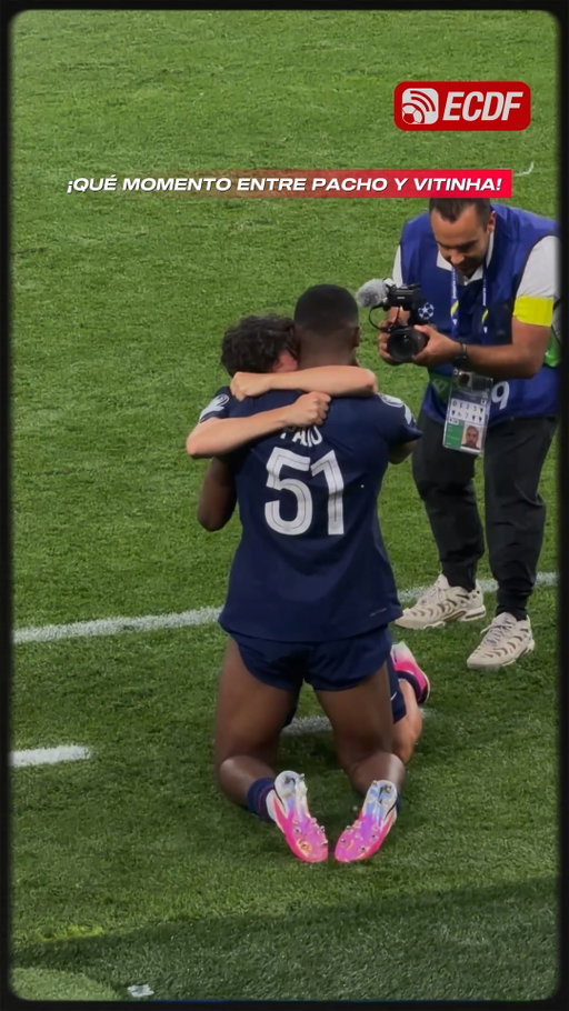 ¡QUÉ MOMENTO EN PACHO Y VITINHA! 🥹❤️

Así vivió Willian Pacho el panel decisivo para salir campeón, mientras todos corrían celebrando, Vitinha se acercó y le dio un eterno abrazo mientras ambos lloraban. ADN GANADOR Y COMPAÑERISMO EN EL PSG. 🏆

¡VITINHA, ECUADOR TE QUIERE! 🇪🇨

📹 @darygol