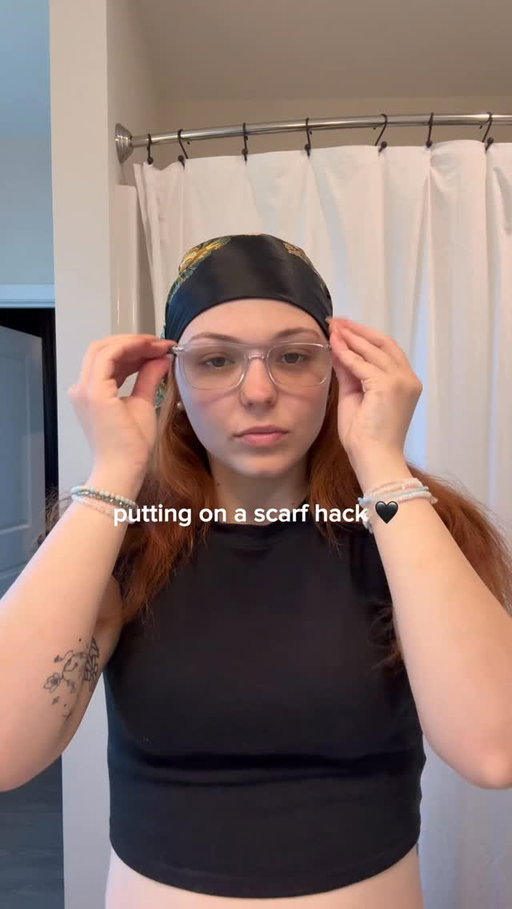 okay okay another scarf tutorial but this time with clips 🫶🏼🖤 the clips make the scarf tighter so it doesn’t slide as much! 

#headscarf #hair #hairtutorial #hairstyle #summerhair