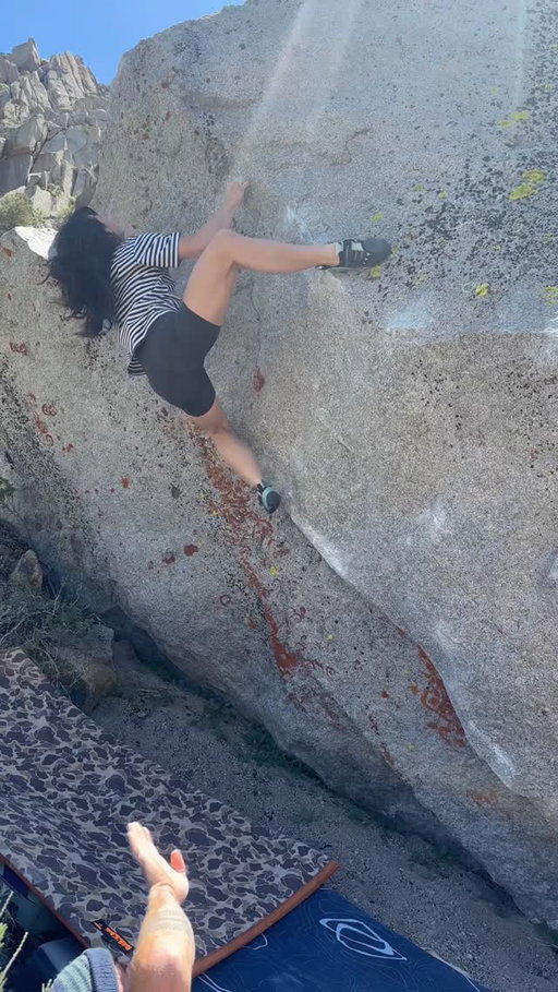 Ugh I love a leg climb ❤️🦵🏼Mad Hatter V9 up Hwy 168, immaculate stone with nary a small crimp in sight. Squeeze compression is such a rare style for Bishop. This was a great one as we get ready for Squamish 🔜 Stoked to get my leg day routine back on track with @gnarlynutrition 🤘🏼

#bishopbouldering #climbing

@thenorthface_climb 
@scarpana 
@gnarlynutrition 
@organicclimbing