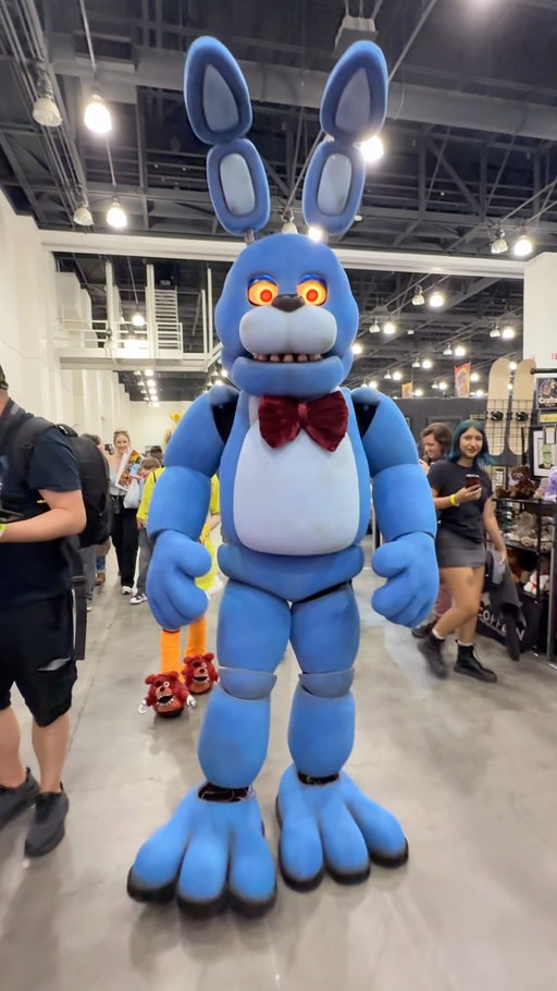 Five Nights at Freddy’s fans stopped in their tracks when this massive movie-accurate Bonnie walked the floor at Monsterpalooza.

This costume was built by @barrikade_buildz to match the full movie version of Bonnie—and the size, eyes, and heavy footsteps made it impossible to miss in person.

What do you think? Did they nail the look?

#FNAF #FiveNightsAtFreddys #Bonnie #Monsterpalooza Monsterpalooza2026