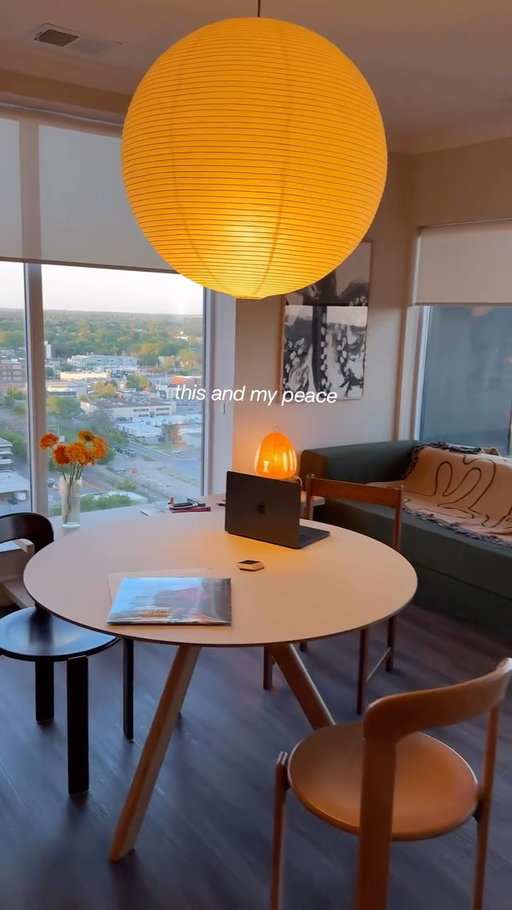 nothing beats summer golden hours at home. Happy weekend!

#cozyhome #hometour #apartmentinspo #ambientlight