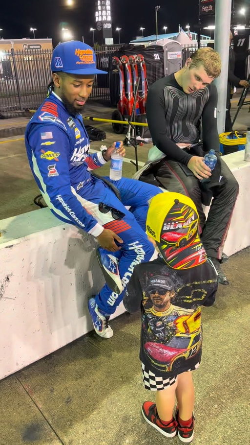 Blue collar night, but still have time for the fans! ✍️😁

#NASCAR