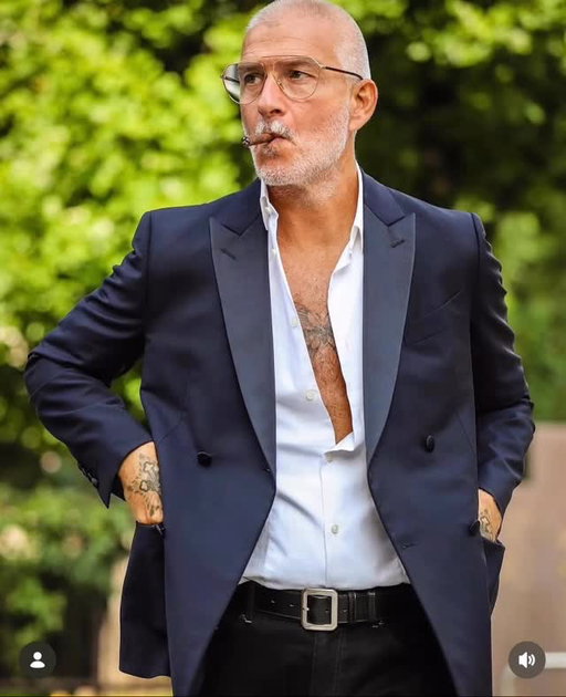 -Siate forti e coraggiosi. -Be strong and courageous. Shooting in Milan with my friend @maurodelsignore - Smoking Jacket and Black denim