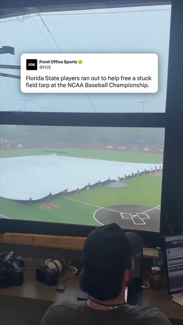 Florida State players helped the grounds crew after the field tarp got stuck in the rain at the NCAA Baseball Championship.⁠
⁠
(🎥 via brettpn/X)