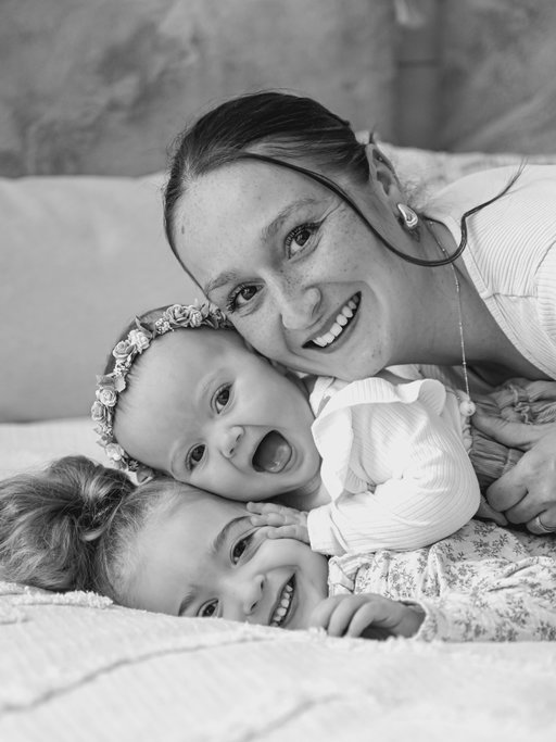 Il y a un peu plus de 3 ans et demi, je ne savais pas encore ce que c’était que d’être maman,
Aujourd’hui, je suis la maman de deux petites filles qui remplissent ma vie d’un amour que je n’aurais jamais pu imaginer ✨

Et malgré les doutes, la fatigue et les jours plus compliqués, je sais que c’est le plus beau rôle de ma vie. 🤍

Bonne fête des mères à toutes 🌸

📸 @marjory_photography 

#fêtedesmeres #happymothersday